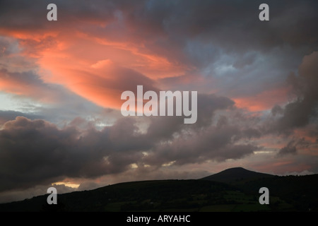Wolken bei Sonnenuntergang über Zuckerhut Abergavenny Wales UK Stockfoto