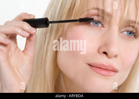 Frau, die seitliche Anwendung mascara Stockfoto