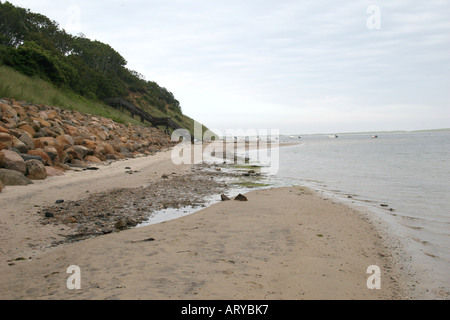 Strand und Felsen Stützmauer am Monomoy National Wildlife Refuge, Chatham, Massachusetts. Stockfoto