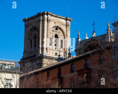 Kathedrale von Granada (Kathedrale der Verkündigung) mit seiner barocken Fassade und Turm. Stockfoto