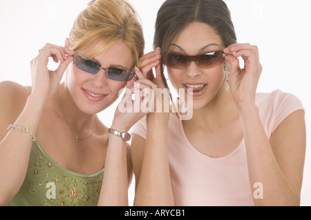 Frauen, die Sonnenbrille aufsetzen Stockfoto