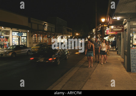 Shopper-begeben Sie sich zu Abend verwöhnen Läden, Kunstgalerien & Restaurants entlang der Front Street Altstadt Lahiana, Maui Stockfoto