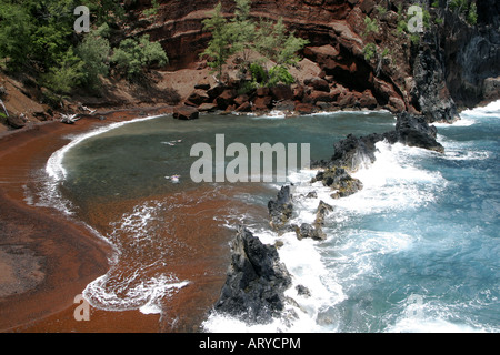 Abgeschiedenen Kaihalulu Strand.  Besser bekannt als Red Sand Beach. Befindet sich in der Stadt in der Nähe von Hotel Hana Hana. Stockfoto