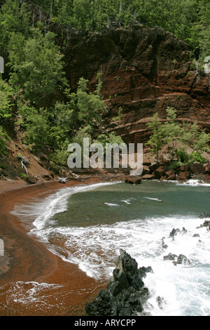 Abgeschiedenen Kaihalulu Strand.  Besser bekannt als Red Sand Beach. Befindet sich in der Stadt in der Nähe von Hotel Hana Hana. Stockfoto