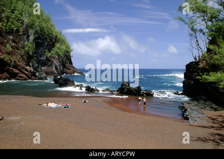 Abgeschiedenen Kaihalulu Strand.  Besser bekannt als Red Sand Beach. Befindet sich in der Stadt in der Nähe von Hotel Hana Hana. Stockfoto