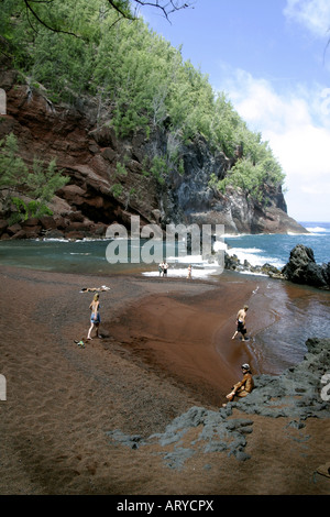 Abgeschiedenen Kaihalulu Strand.  Besser bekannt als Red Sand Beach. Befindet sich in der Stadt in der Nähe von Hotel Hana Hana. Stockfoto