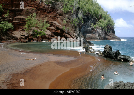 Abgeschiedenen Kaihalulu Strand.  Besser bekannt als Red Sand Beach. Befindet sich in der Stadt in der Nähe von Hotel Hana Hana. Stockfoto