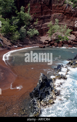 Abgeschiedenen Kaihalulu Strand.  Besser bekannt als Red Sand Beach. Befindet sich in der Stadt in der Nähe von Hotel Hana Hana. Stockfoto