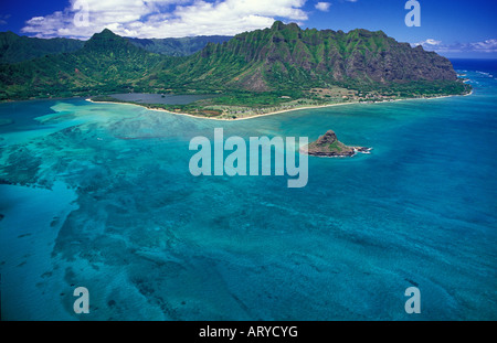 Luftaufnahme von Mokoli'i Island (früher bekannt als der veraltete Begriff „Chinaman's hat“) Haloa Ridge und Kaneohe Bay. Gelegen an oahus Windküste. Stockfoto