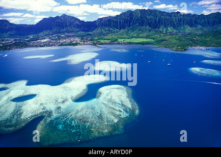 Luftaufnahme der Kaneohe Bay und vielen Tabelle Riffe und Sandbänke. Luv Küste von Oahu gelegen. Eine sehr beliebte Gegend Stockfoto