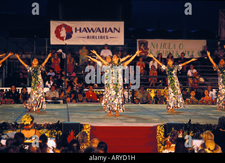 Hula-Tänzer antreten in den jährlichen Merrie Monarch Festival. Eine Woche lang Kulturveranstaltung beginnend am Oster-Wochenende in der Stadt Stockfoto