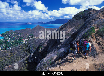 Wanderer zu stoppen um die schöne Aussicht von Lanikai Ridge Trail genießen. Luv Küste von Oahu kann aus diesem Blickwinkel gesehen werden Stockfoto