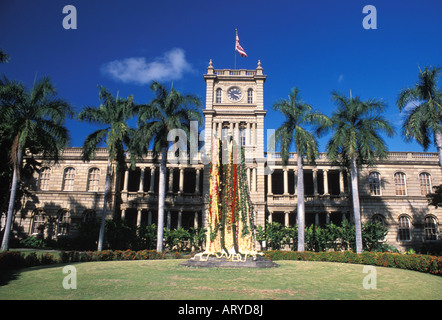 Mit Blumengirlanden geschmückt, steht der König Kamehameha Statue zu Ehren der einst großen Hawaiian Monarch. Die Statue steht Stockfoto