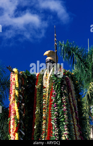 Geschmückt mit Blumen Leis, steht die Staue des King Kamehameha in Tibute zu der einst großen Hawaiian Monarch.  Statue steht auf Stockfoto