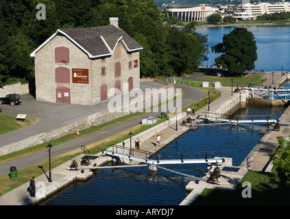 Die acht Ottawa Schleusen verbinden den Rideau-Kanal mit dem Ottawa-Fluss, der fast 25 Meter unten in Ottawa Ontario Kanada ist Stockfoto