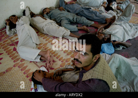 Tausende von Benutzern Heldin Leben in den Dachrinnen und Kanalisation von peshawar Stockfoto