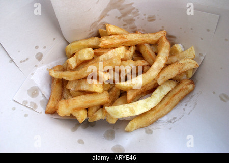 Traditionelle englische Chips eingewickelt in Papier-Atelier-Stillleben Stockfoto