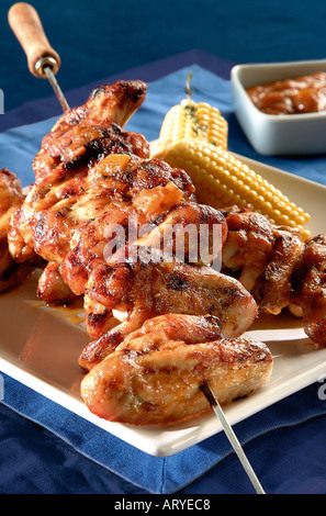 gegrillte Hähnchenflügel am Spieß Stockfoto