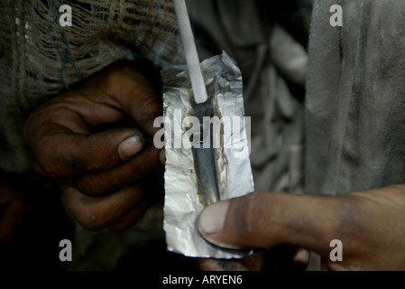 Tausende von Benutzern Heldin Leben in den Dachrinnen und Kanalisation von peshawar Stockfoto