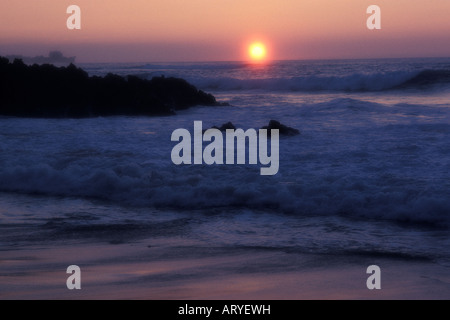 Sonnenuntergang mit Strand und Meer, Puako, South Kohala District, Insel von Hawaii Stockfoto