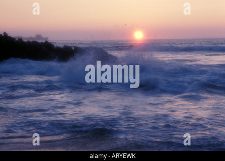 Sonnenuntergang mit Strand, Wellen und Meer, Puako, South Kohala District, Insel von Hawaii Stockfoto