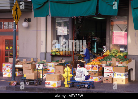 Chinatown Food-Märkte. Frisches Obst & Gemüse zeigt Verschütten auf Bürgersteig in der Nähe von König & Mauna Kea Straßen Downtown Honolulu Stockfoto