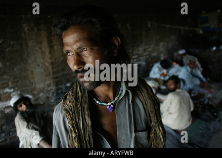 Tausende von Benutzern Heldin Leben in den Dachrinnen und Kanalisation von peshawar Stockfoto