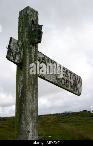 Gebrochene hölzernen Wegweiser auf Bodmin Moor, Cornwall, Südwestengland Stockfoto