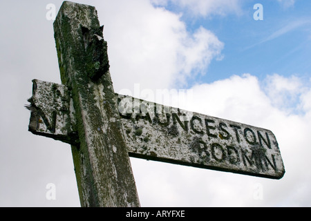 Gebrochene hölzernen Wegweiser auf Bodmin Moor, Cornwall, South West England Großbritannien Stockfoto