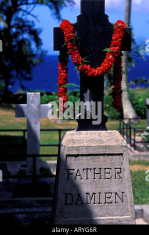 Vater Damien Grabstein drapiert mit Lei, befindet sich außerhalb der Kirche St. Philomena in Kalawao Bezirk auf der Kalaupapa-Halbinsel Stockfoto