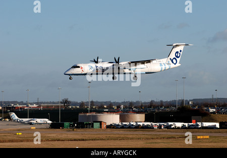 Flybe Dash 8 Flugzeug landet auf dem Flughafen von Birmingham, England, UK Stockfoto