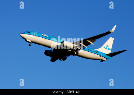 KLM-Boeing 737-800 Flugzeug nähert sich der internationale Flughafen Birmingham, England, UK Stockfoto