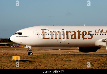 Emirates Airlines Boeing 777 Flugzeuge Rollen am internationalen Flughafen Birmingham, England, UK Stockfoto