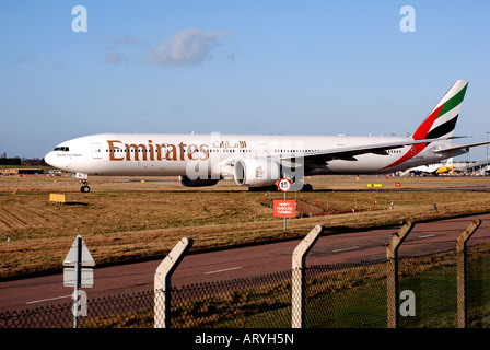 Emirates Airlines Boeing 777 Flugzeuge Rollen am internationalen Flughafen von Birmingham, England, UK Stockfoto