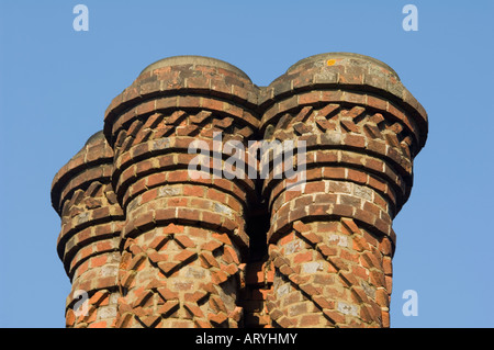 Tudor Schornstein Töpfe Albury Surrey UK Stockfoto