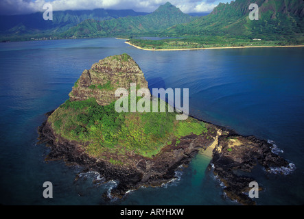 Luftaufnahme des Chinamanís Hut (Mokolii Island), mit Kualoa Beach Park im Hintergrund, Windward Oahu Stockfoto