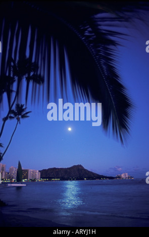 Mondaufgang über Diamond Head von Waikiki Stockfoto
