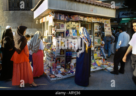 Amman Jordanien Downtown Bücherstand verschleierte Frauen Stockfoto