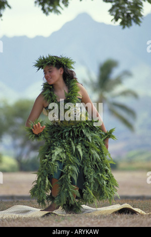 Junge Frau, die Durchführung von Hula Kahiko (traditionelle Hula) Stockfoto