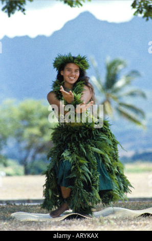 Junge Frau, die Durchführung von Hula Kahiko (traditionelle Hula) Stockfoto