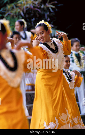 Junge Frau, die Durchführung von Hula Auwana (moderne Hula) mit ihrem Halau Hula (Hula Schule) Stockfoto