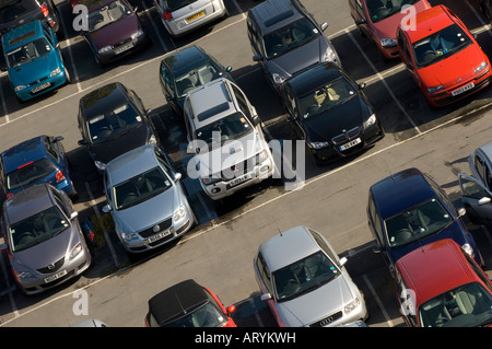 Nahaufnahme der Autos auf dem Parkplatz England UK geparkt Vereinigtes Königreich GB Großbritannien Stockfoto