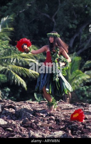 Junge Hula-Tänzerin in Ti-Blatt Rock am hawaiischen Heiau (Tempel Website) Tanz mit Uliuli (gefiederten Kürbis Rasseln) Stockfoto