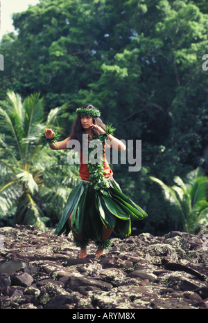 Junge Hula-Tänzerin in Ti Blatt Rock an hawaiischen Heiau (Tempel Website) Durchführung einer Hula mit Maile lei Stockfoto