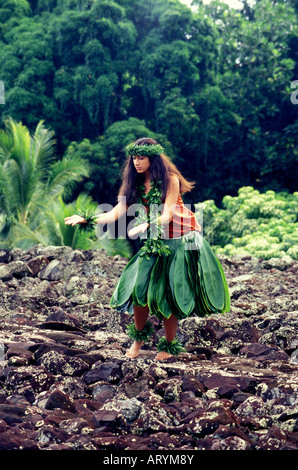 Junge Hula-Tänzerin in Ti Blatt Rock an hawaiischen Heiau (Tempel Website) Durchführung einer Hula mit Maile lei Stockfoto