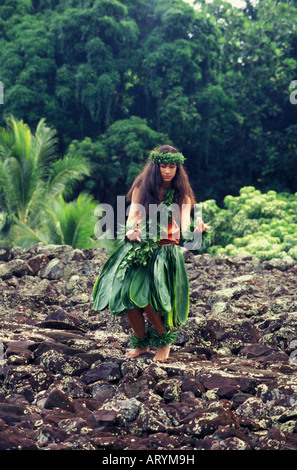 Junge Hula-Tänzerin in Ti Blatt Rock an hawaiischen Heiau (Tempel Website) Durchführung einer Hula mit Maile lei Stockfoto