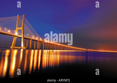 Vasco da Gama Brücke bei Nacht, Lissabon, Portugal Stockfoto