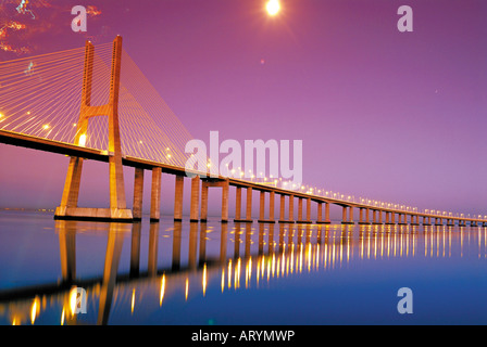 Vasco da Gama Brücke bei Nacht, Lissabon, Portugal Stockfoto