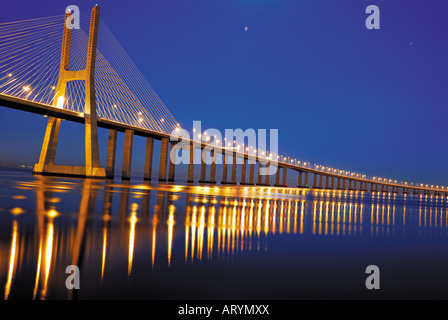 Vasco da Gama Brücke bei Nacht, Lissabon, Portugal Stockfoto