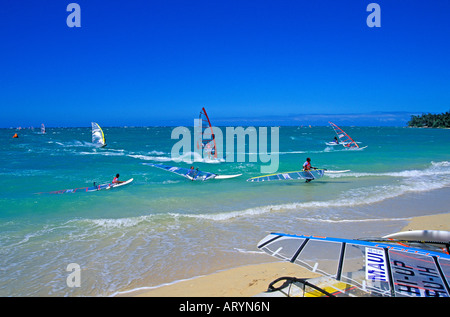 Windsurfer genießen einen Tag am Ho'okipa Beach Park.Just außerhalb der Stadt Paia auf dem Hana-Highway ist Mauis beste und Stockfoto